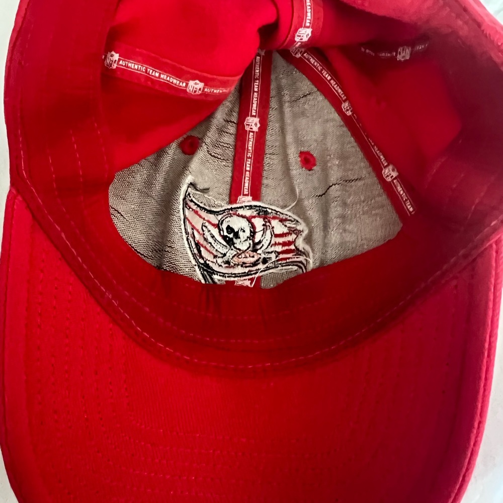 Tampa Bay Buccaneers Reebook Red Cap Previously Owned. Stretch Pirate 
B18 - Picture 8 of 9